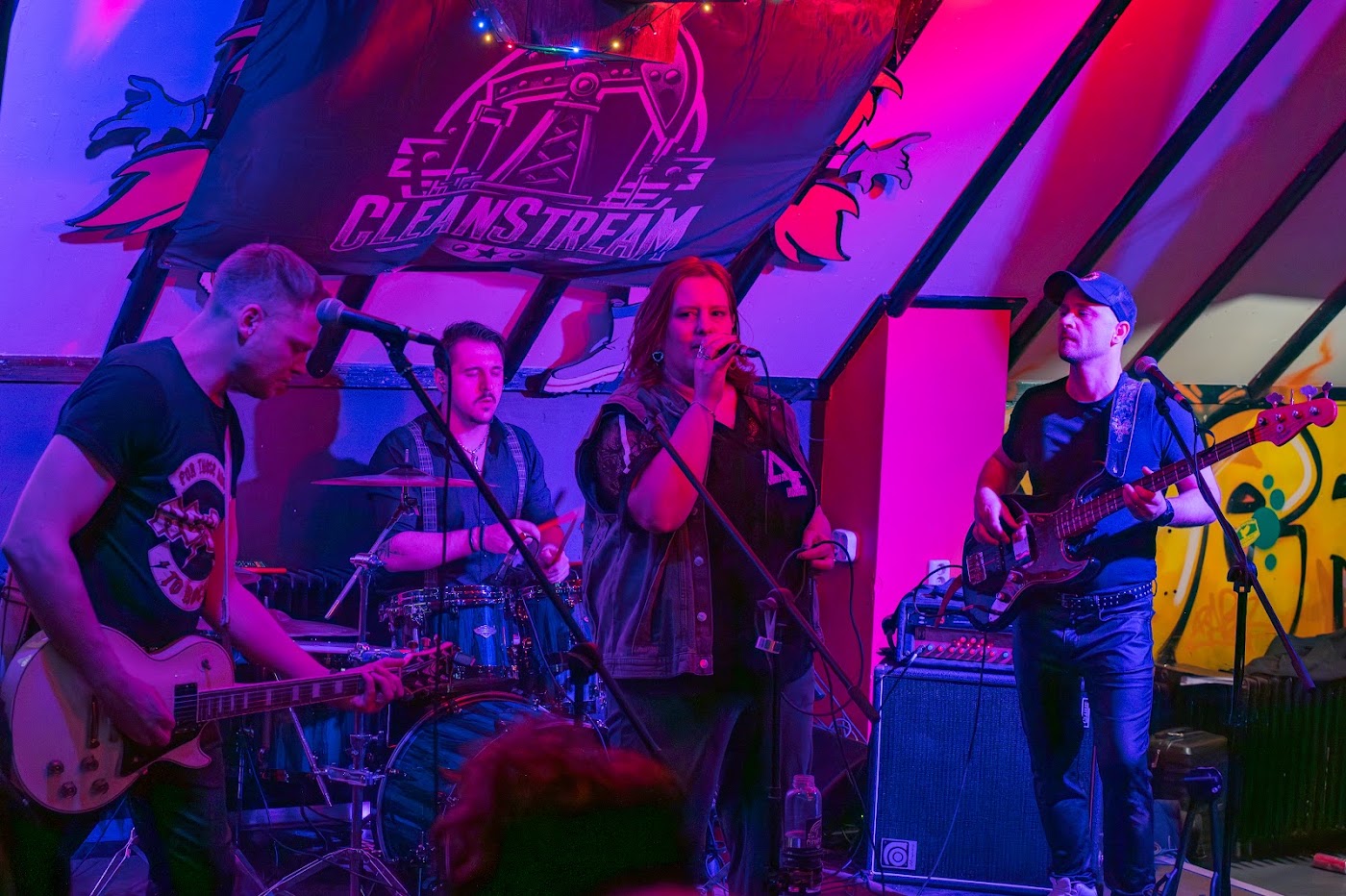 Live bands en DJ Stage in Goeroe