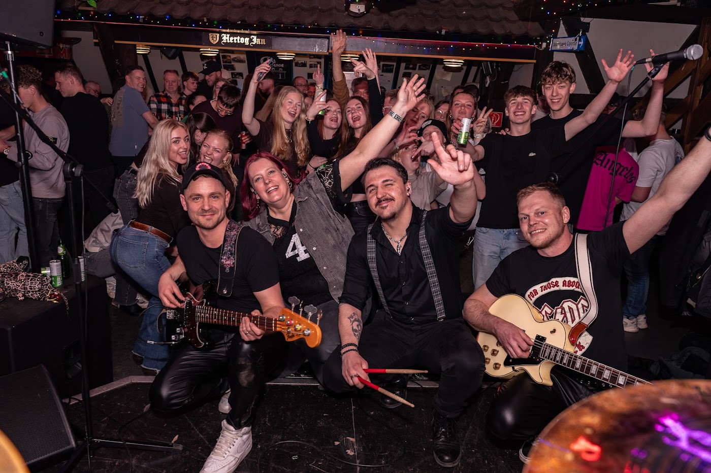 Sfeervolle soosavond met live muziek en publiek in J.C. Goeroe